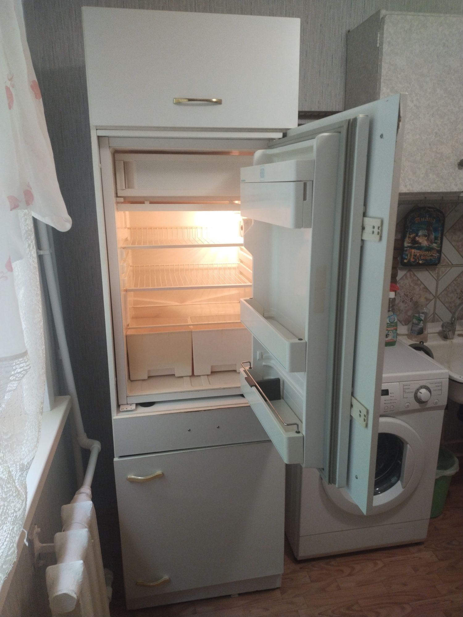 Продам шкаф с встроенным холодильником.