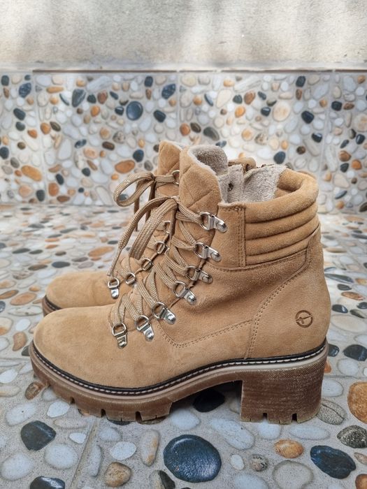 Vând ghete în stare bună.