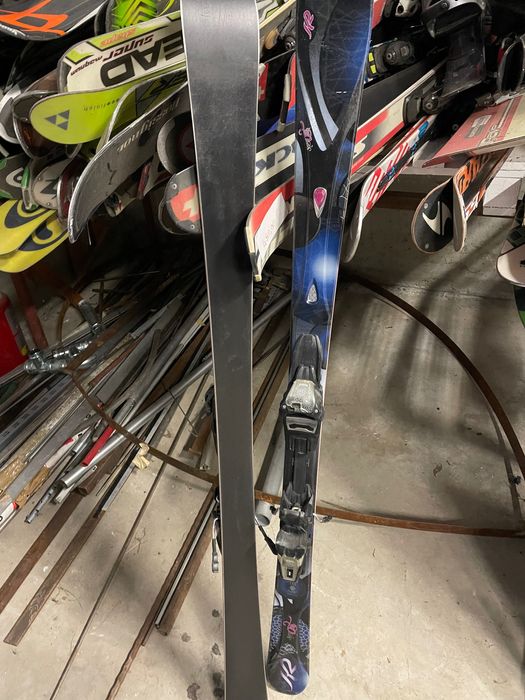 Vând lot de schiuri