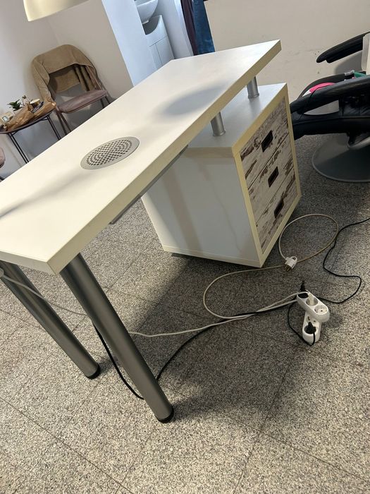 Masa manichiura cu aspirator