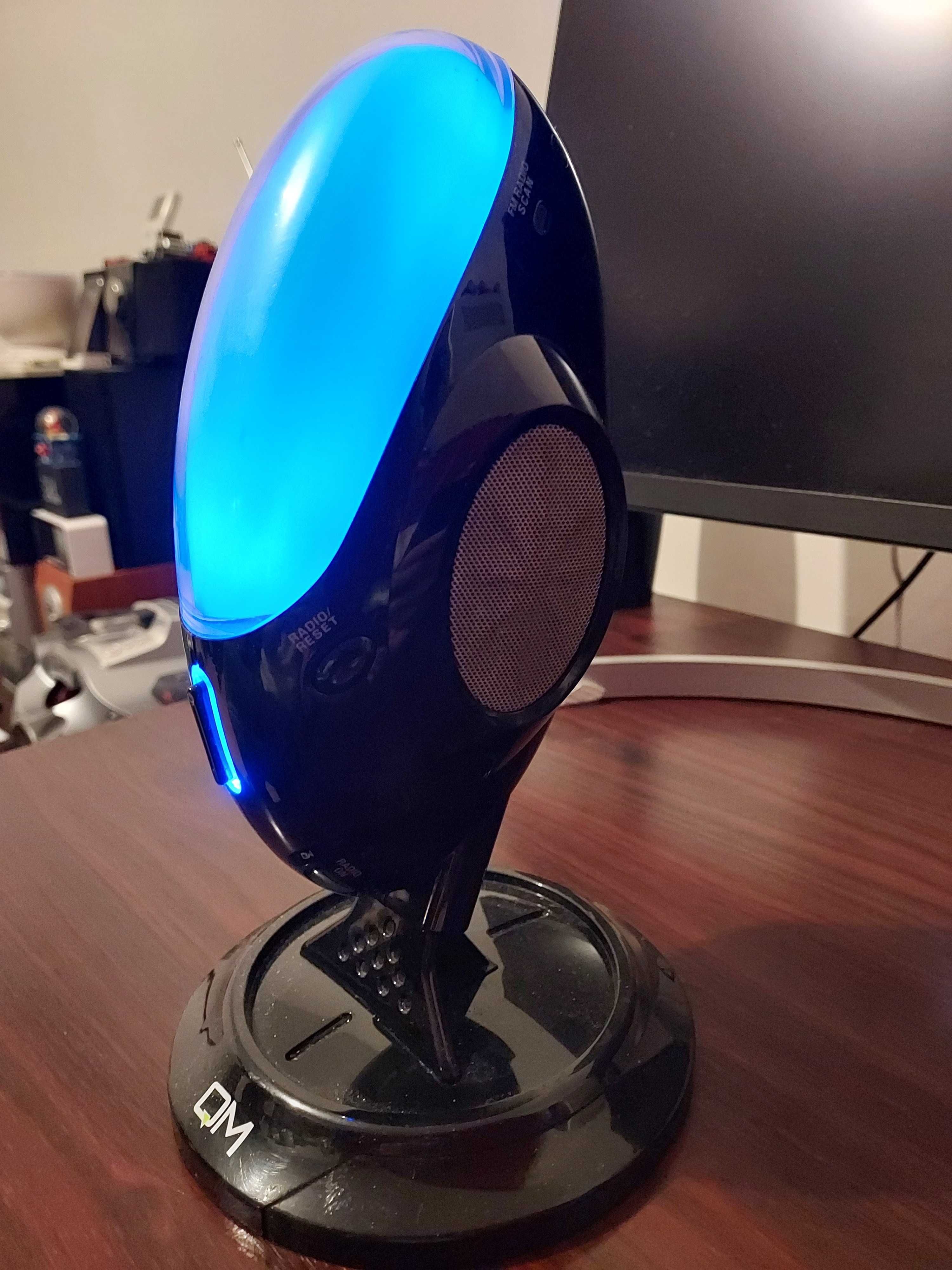 Lampa multicolora cu radio incorporat si operare prin senzori