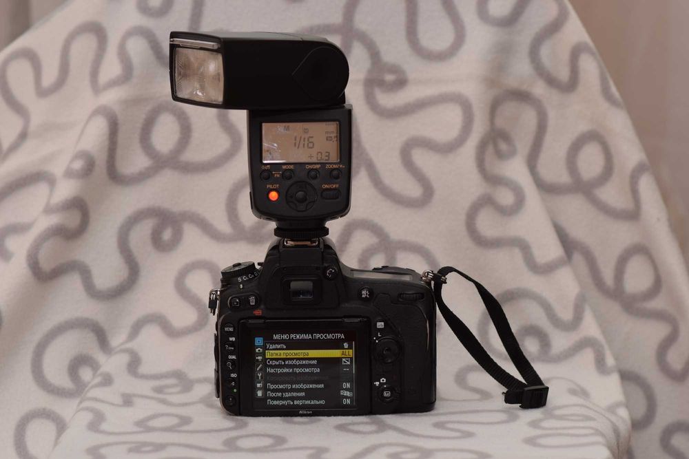 Полнокадровый фотоаппарат Nikon в комплекте со вспышкой.