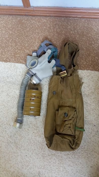 Продам противогаз ,аптечки