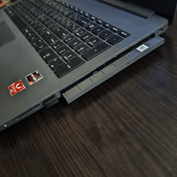 Laptop HP și Laptop Lenovo