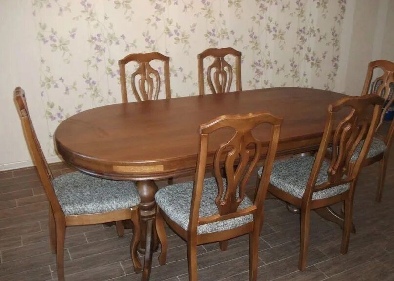 Стол со стульями в хорошем состоянии
