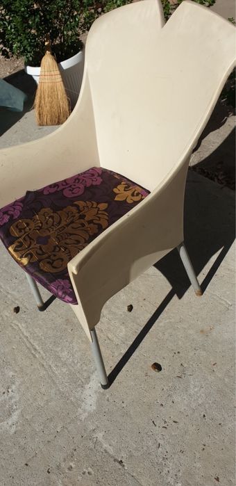 Пластмасови столове с възглавници, бели, цяла отливка - 20бр