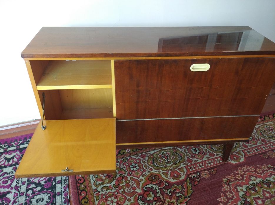 Тумбочка полированная.