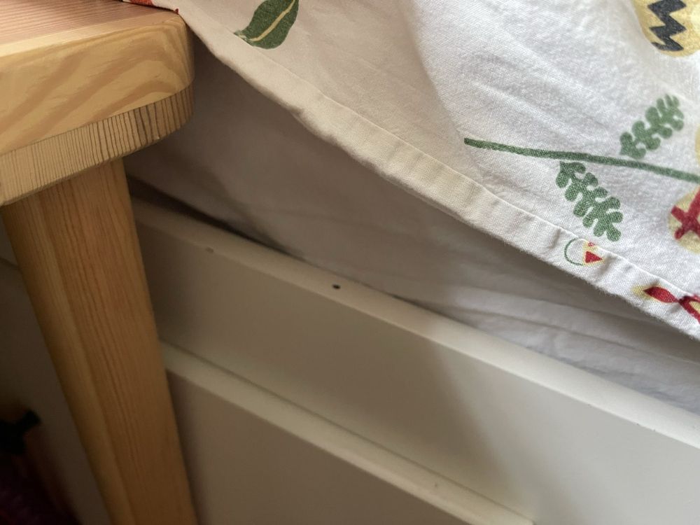 Кушетка IKEA HEMNES с големи чекмеджета – нормални следи от употреба