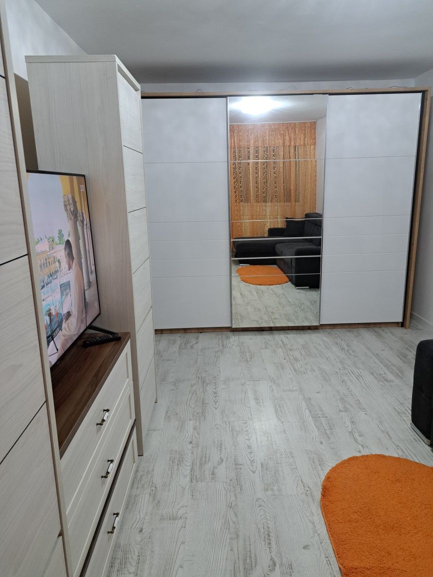 Închiriez apartament, zona Vest, parter