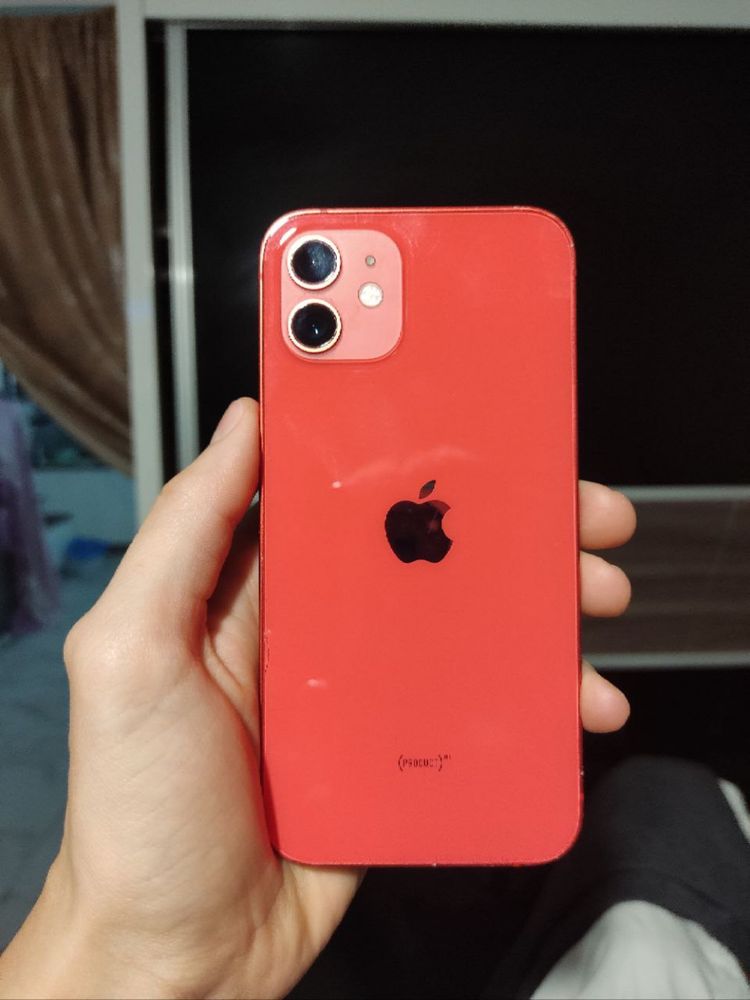 IPhone 12 product red