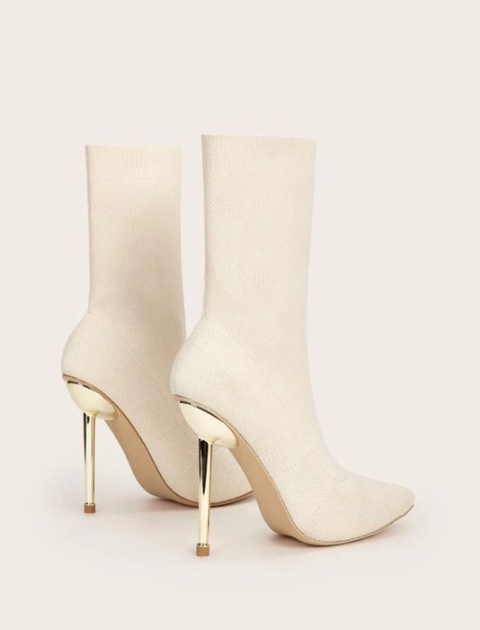 Бежови боти на ток