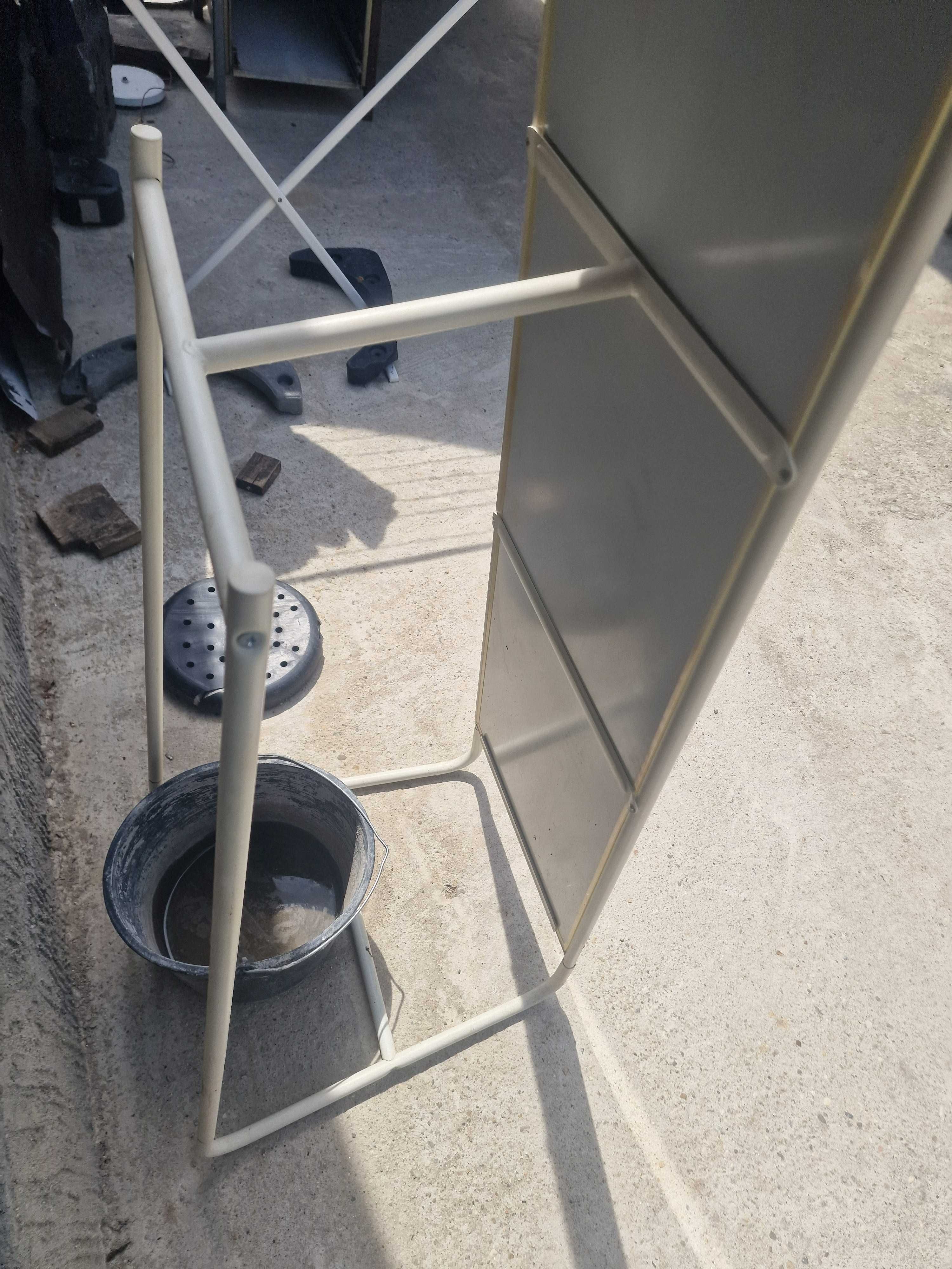 Oglinda inalta cu stand de magazin si cuier pe spate