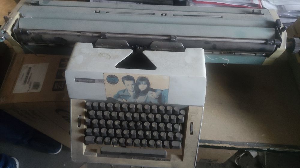 2 броя  пишещи машини