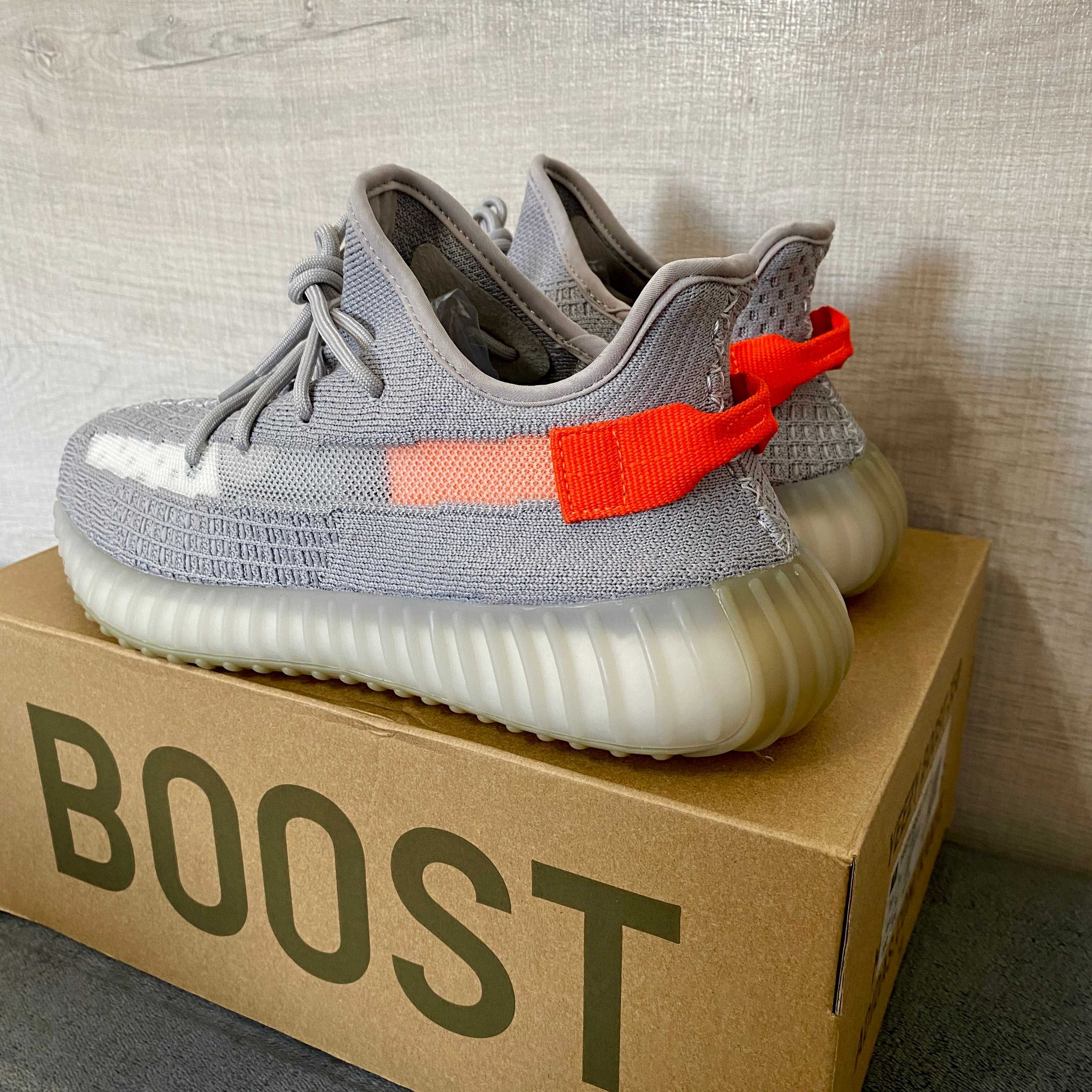 Обувки Yeezy Boost 350 V2 Tail Light