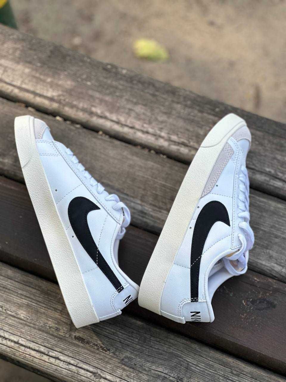 Продам женские кроссовки NIKE