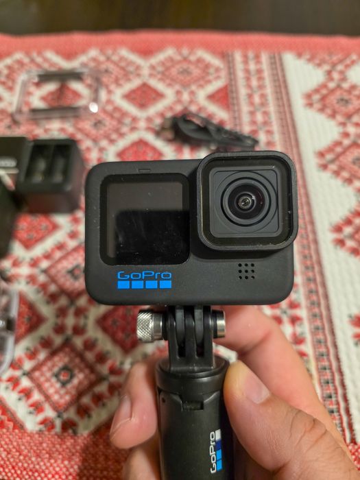 GoPro Hero 10 cu accesorii - utilizată