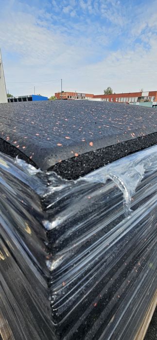 Гумена/Каучукова фитнес настилка 100x100x2 см-черна с червени пръски