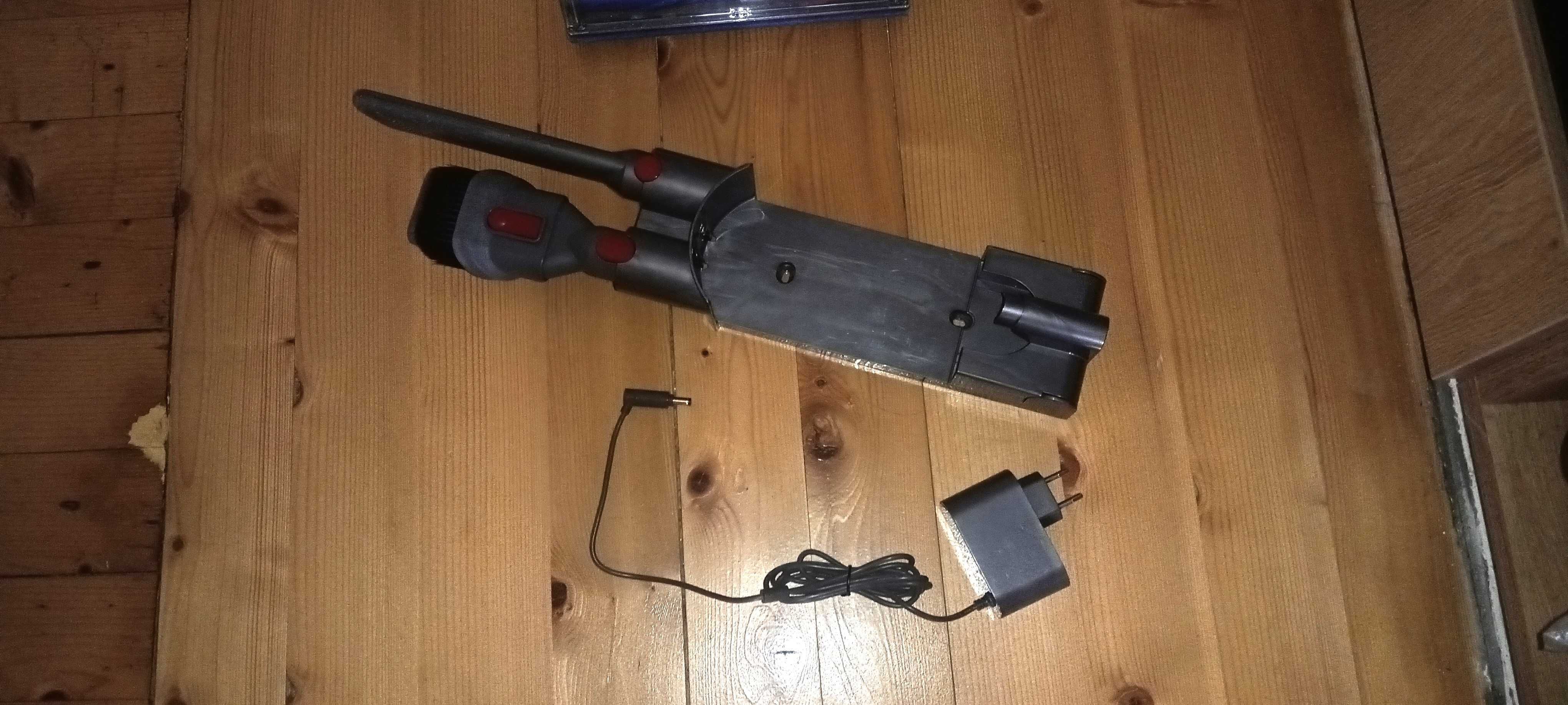 Отлична безжична Dyson V8 прахосмукачка с нова батерия и аксесоари