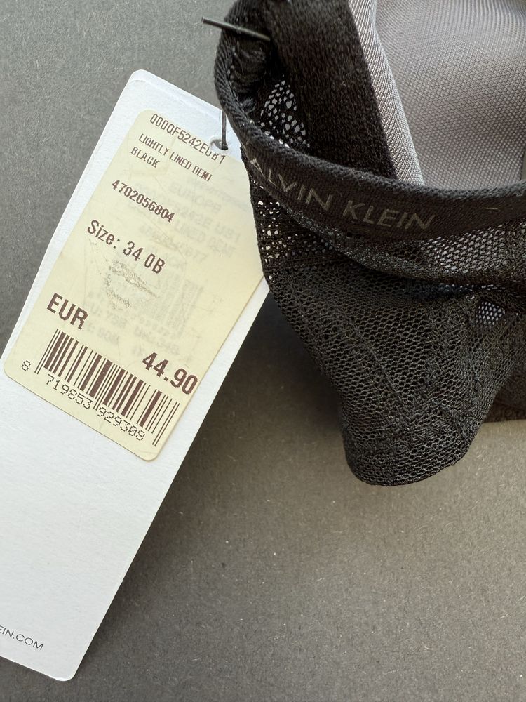 Стилен комплект сутиен /75B/ и прашки /XS/ Calvin Klein