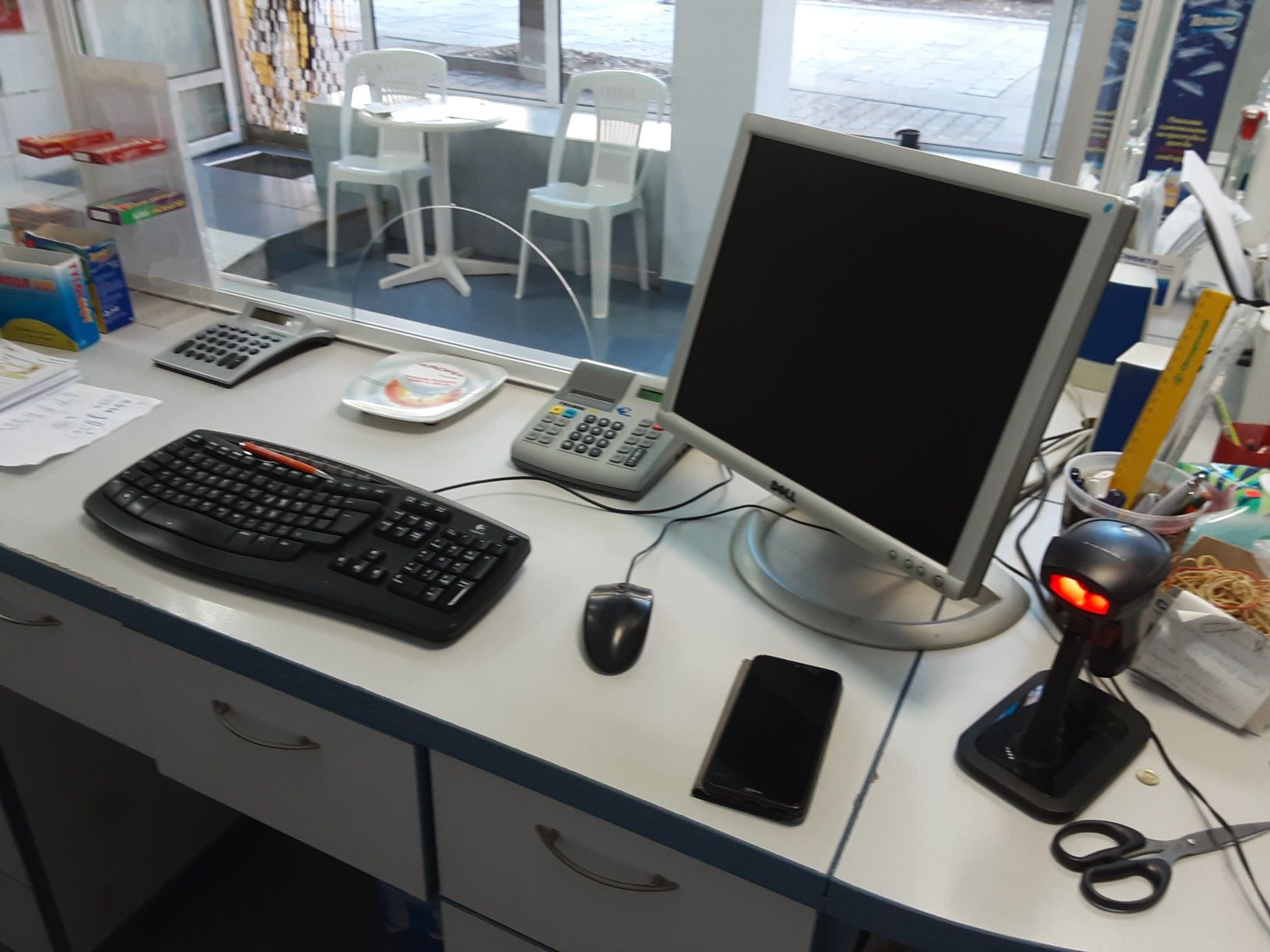 Компютър с монитор, клавиатура, мишка и две колонки