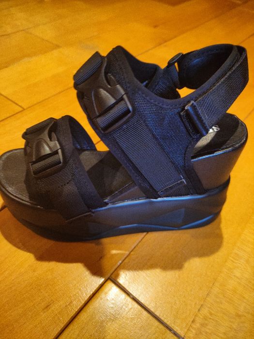 Sandale negre cu platforma