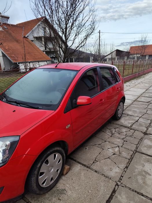 Vând Ford Fiesta