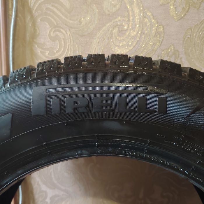 Продаю комплект зимней шипованной резины Pirelli.