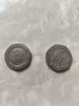 2 monede Twenty Pence la 900 lei