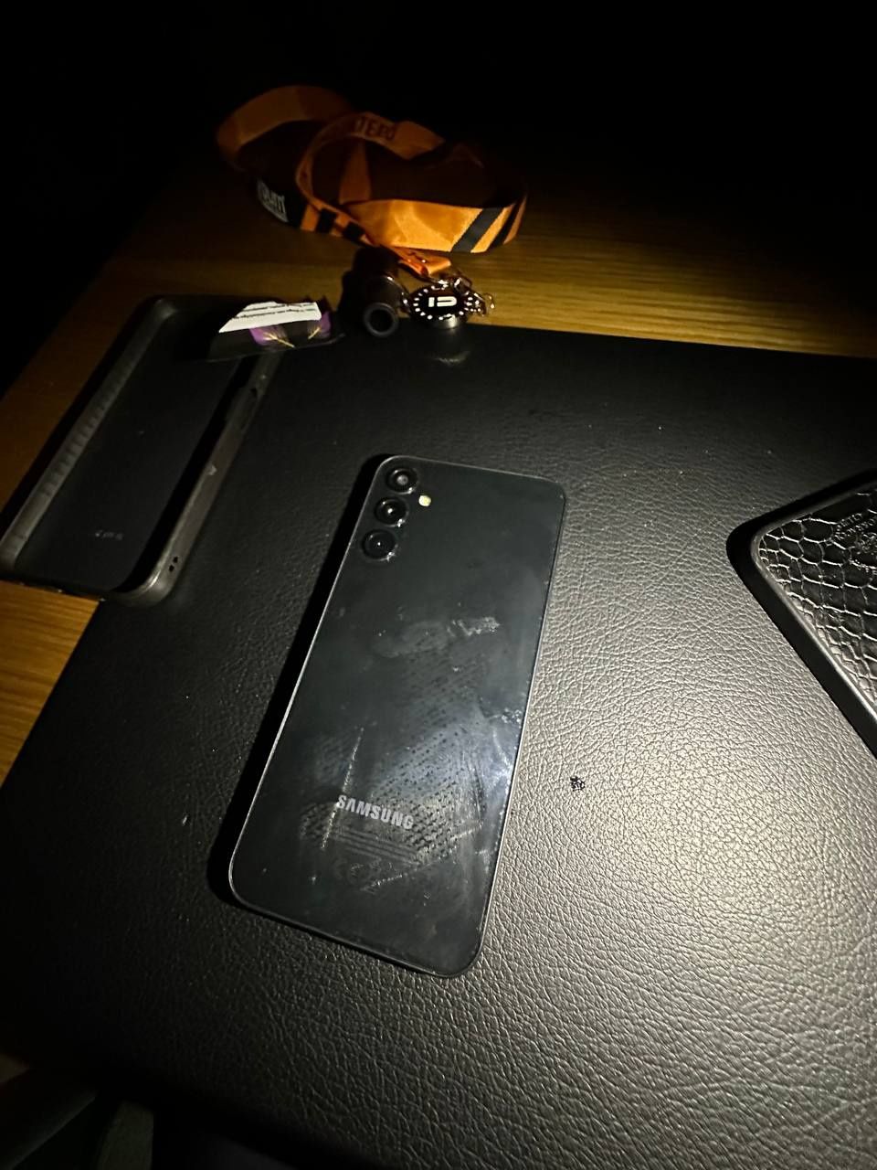 Samsung A 24
Xolati: ideal darajda 
Aybi: ummuman yoq 
Xotirasi:128 gb