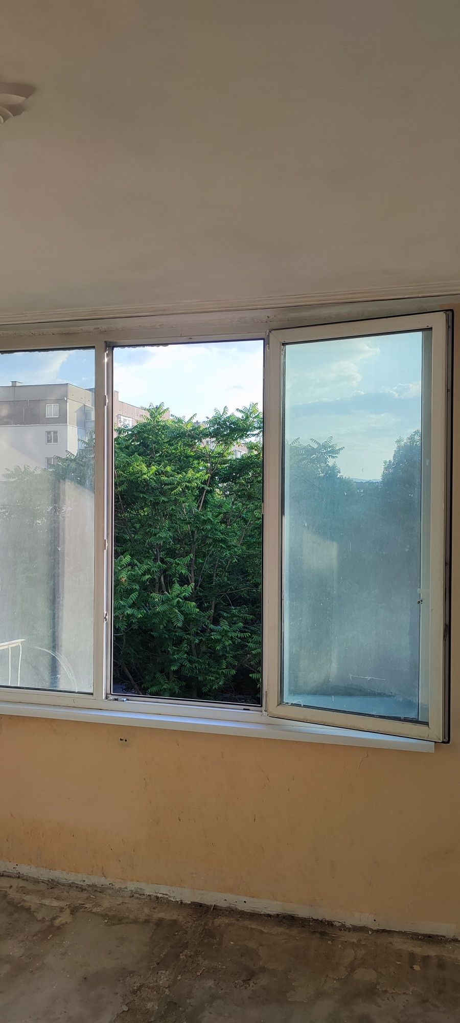 Продавам много запазени 2 броя ПВЦ-дограма-REHAU