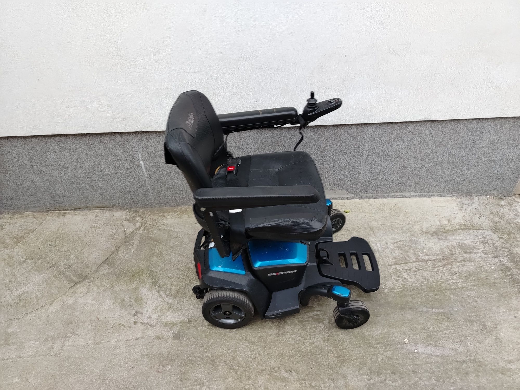 Cărucior scaun electric pentru persoane cu dizabilități