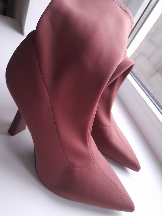 Продаются Шикарные, модные сапоги от зары!