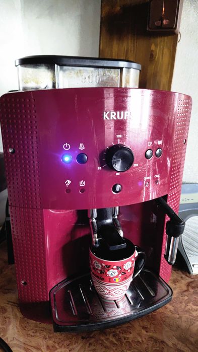 Vand expresor automat Krups în stare perfecta de funcționare .