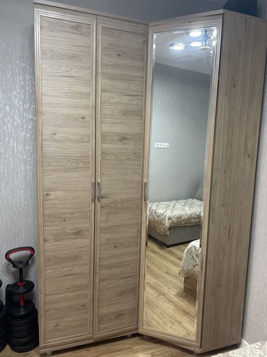 Шкаф на угол, есть небольшие полки