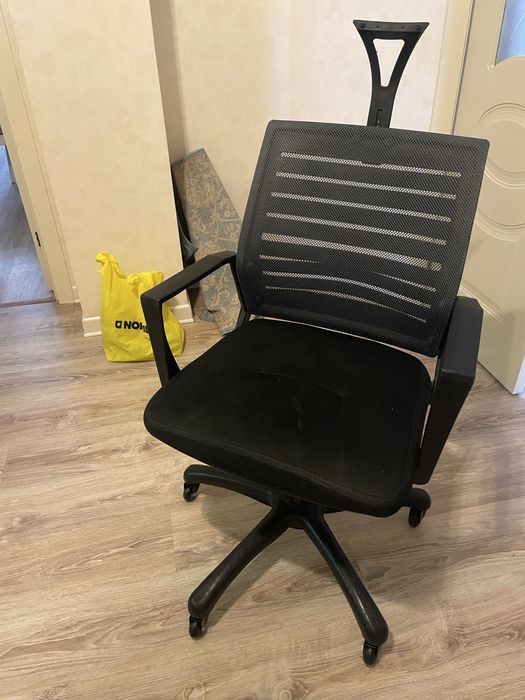 Черное офисное кресло