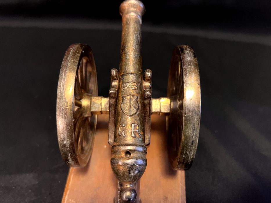 Decorațiune in forma de tun fixat pe un postament din lemn