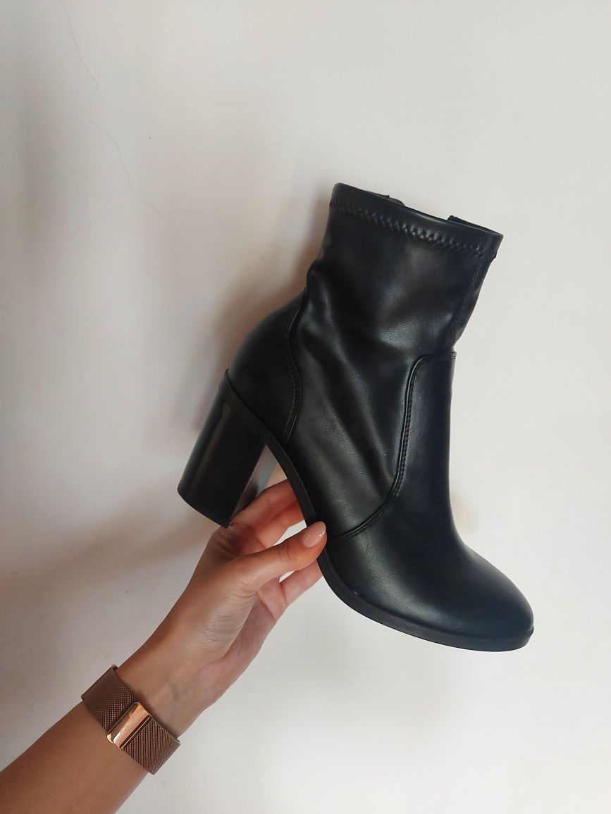 Botine nr 37 și 38 Stradivarius/Bershka