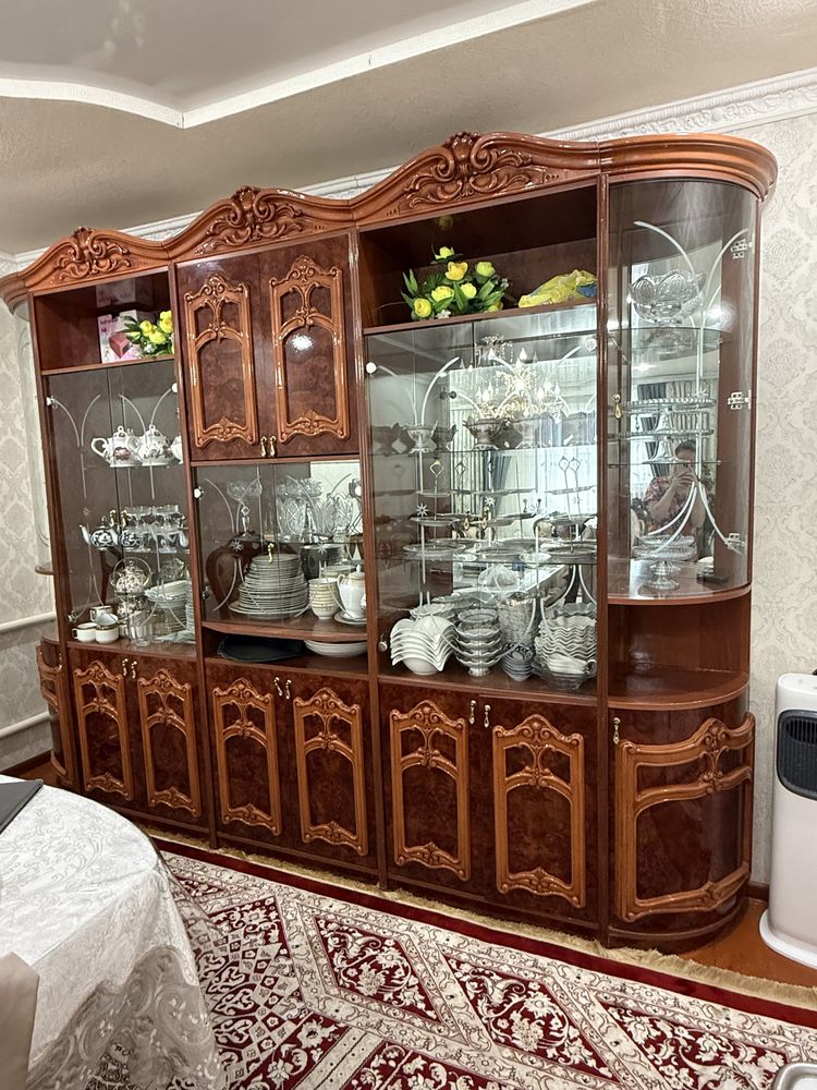 Продам классическую шкаф для посуды