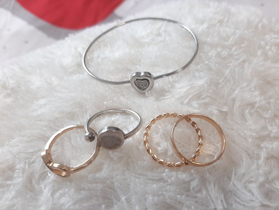 Vând Set colectie 11 cercei clipsuri + 4 inele și o brățară