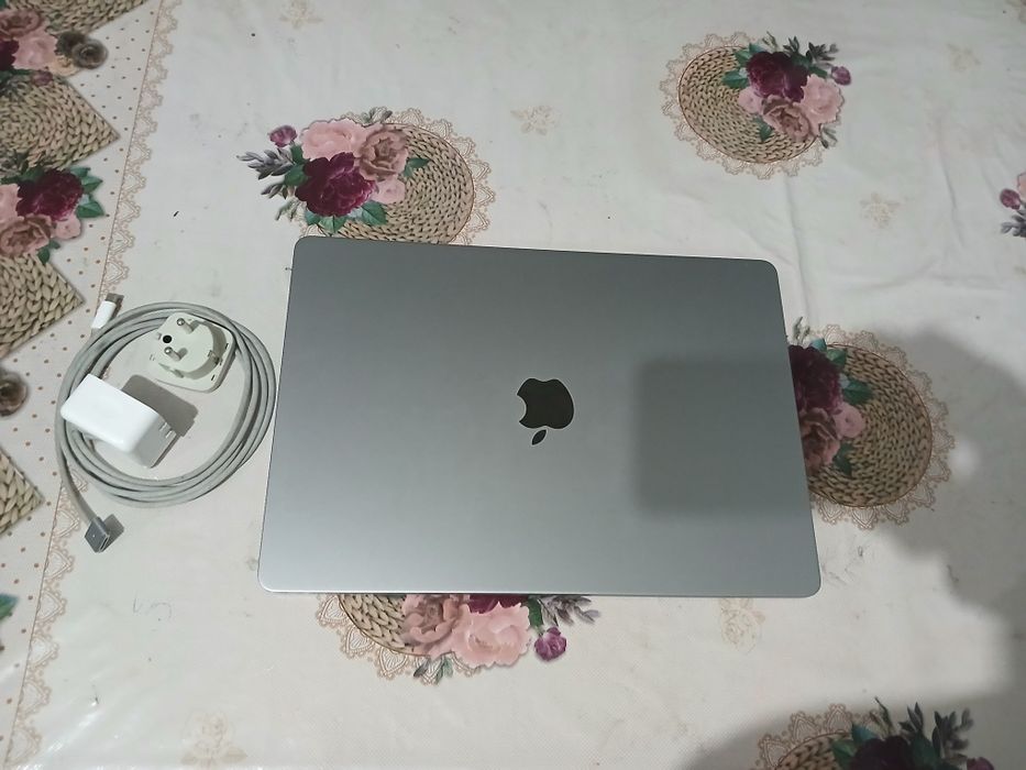 MacBook Air M2 2023 — 15.3" ekran, 8GB RAM, 256GB SSD

Apple M2 chip,