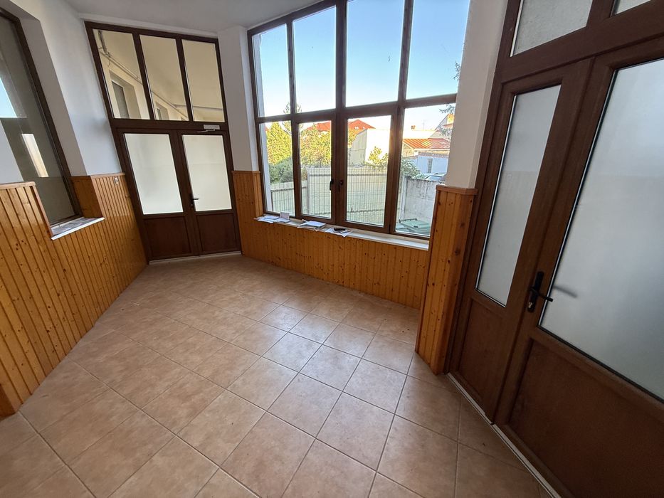 Ofer spre vanzare Cladire cu 18 Camere in Centrul Orasului