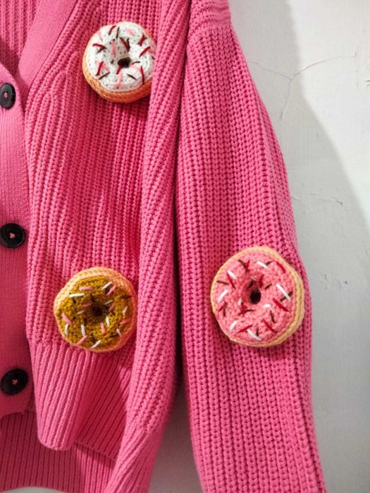 Cardigan roz tricotat cu gogosi 3D crosetate