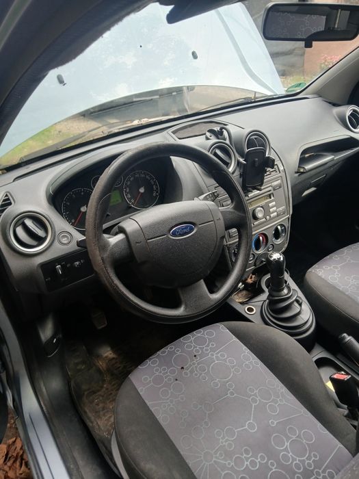 Vând Ford Fiesta
