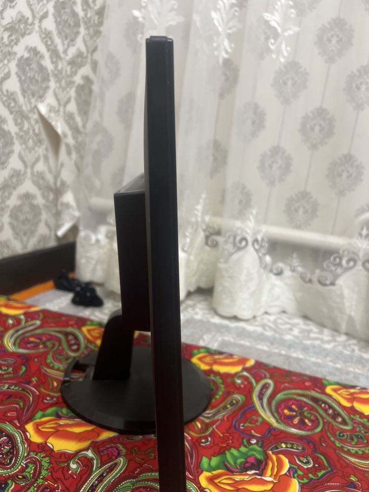 Монитор  lenovo 100V.1.5 A 60hz