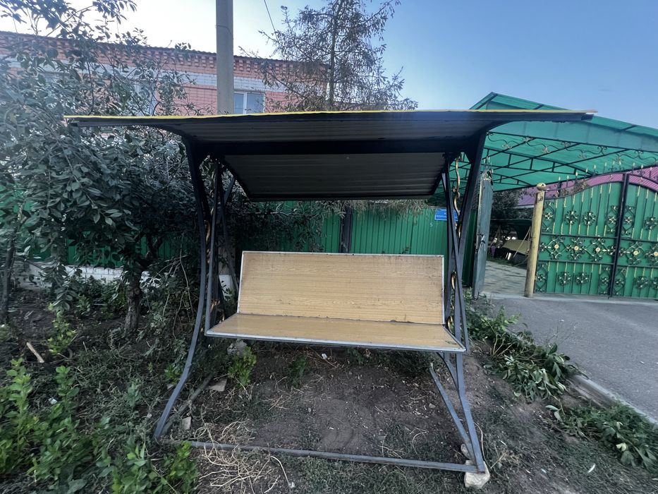 Садовой качели.