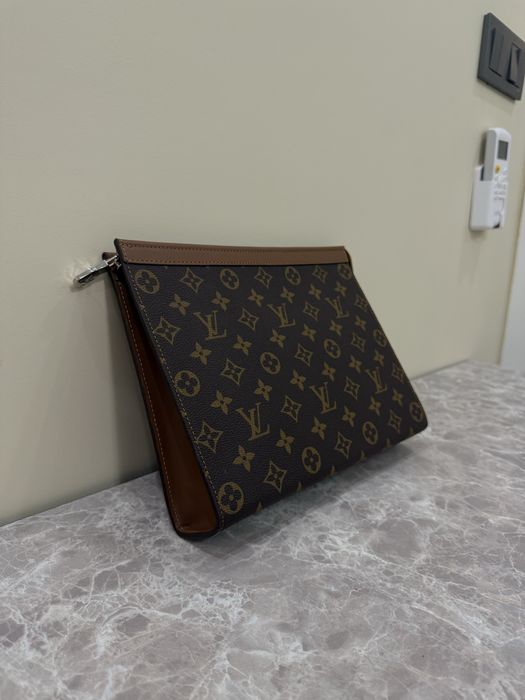 КАТО ЧИСТО НОВ Louis Vuitton Clutch