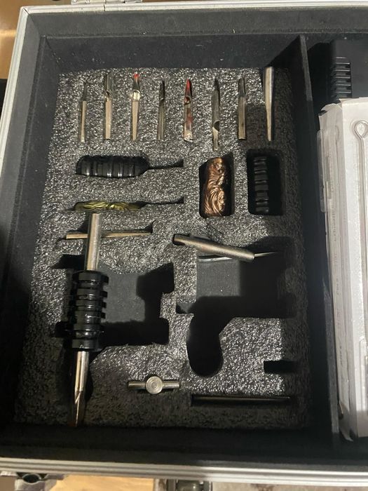 Aparat tatuat model vechi