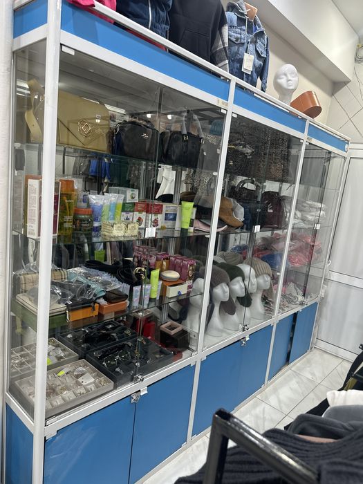 Полка шкаф для бутика