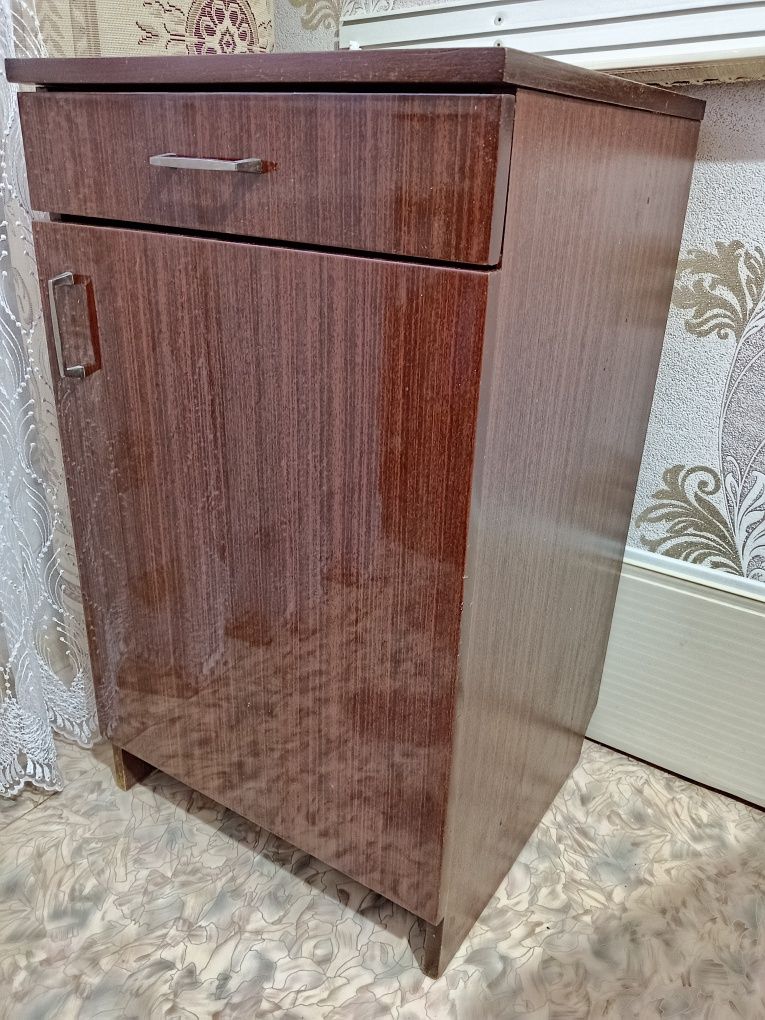Продам тумбочку полированную