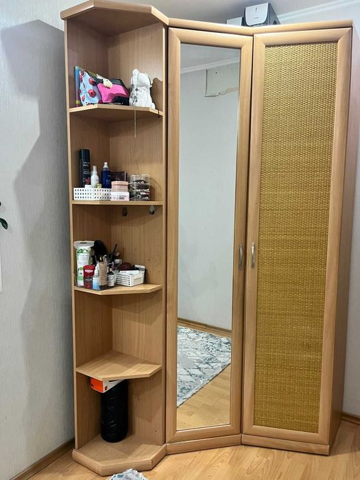 Шкаф угловой в хорошем состоянии